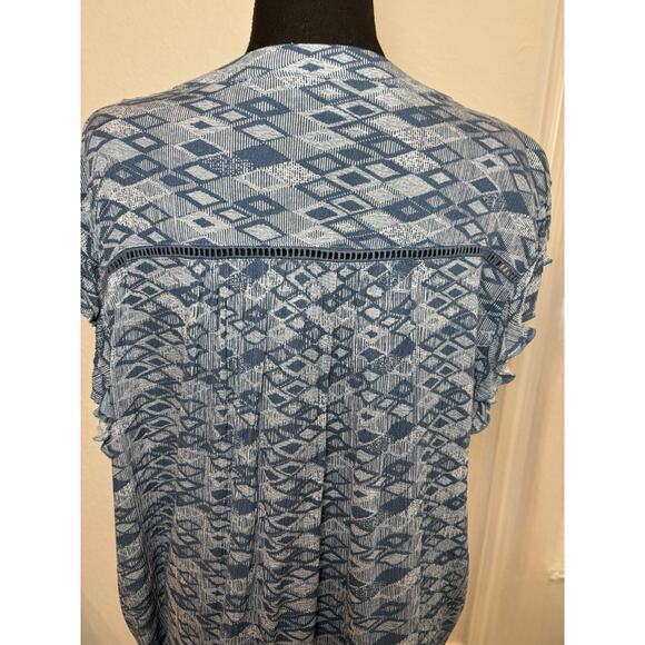 Suzanne Betro Blue and White Pleated Cap Sleeve Blouse W Cutouts Size 2X - Picture 5 of 6